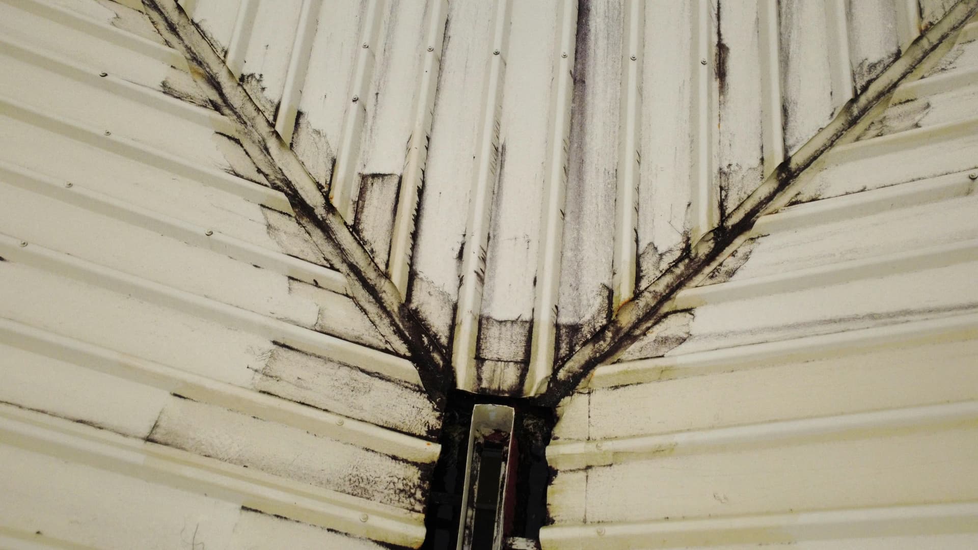 Hilo Metal Roof Wash, Rust Treatment and Full Paint Restoration image
