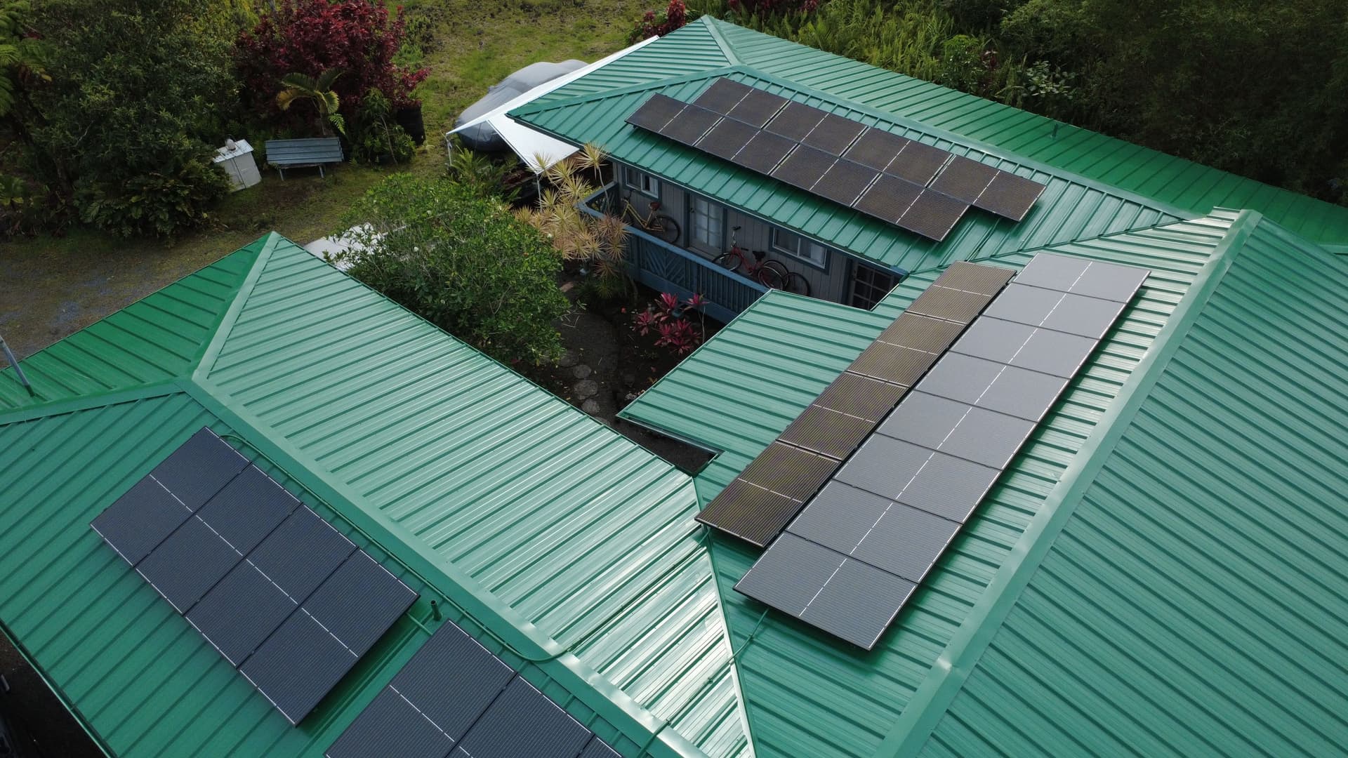 Gallery photos for Rusty Metal Roof Gets a Full Restoration in Keaau: Image #1