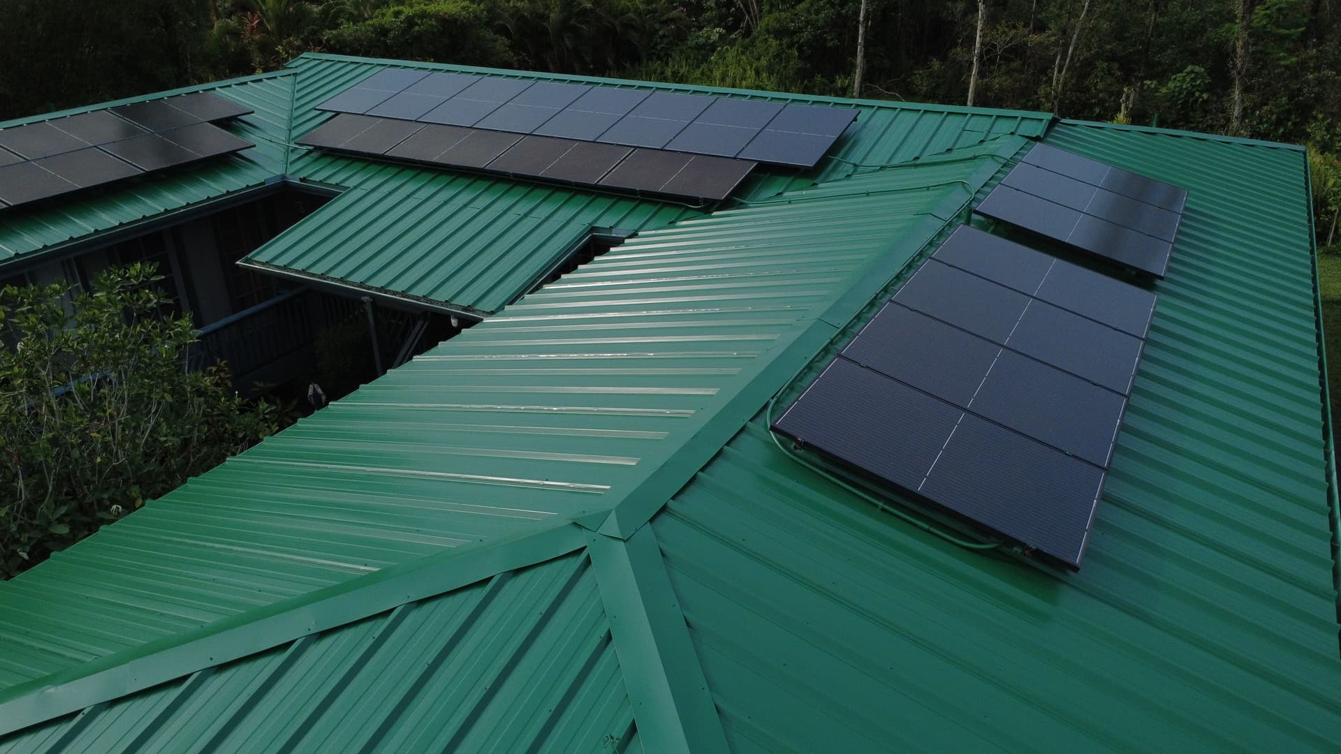 Gallery photos for Rusty Metal Roof Gets a Full Restoration in Keaau: Image #2